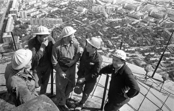 1966年，施工人員在奧斯坦金諾電視塔外部進行高空作業。 - 俄羅斯衛星通訊社