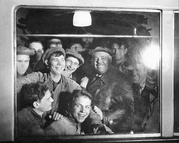 1935年，施工單位職工成為莫斯科市地鐵的首批乘客。 - 俄羅斯衛星通訊社