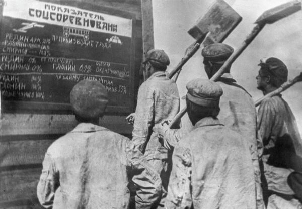 馬格尼托戈爾斯克冶金廠建設職工們查看社會主義競賽成績。 - 俄羅斯衛星通訊社