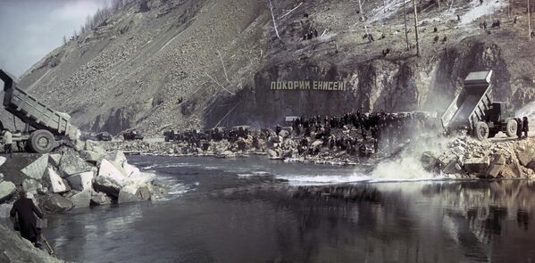 1963年3月25日，克拉斯諾亞爾斯克水電站葉尼塞河圍堰截流施工。 - 俄羅斯衛星通訊社