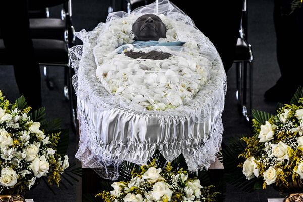 球王贝利的遗体告别仪式在巴西桑托斯维拉贝尔米罗体育场举行。 - 俄罗斯卫星通讯社