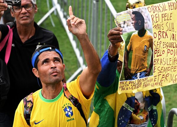 巴西桑托斯，球迷們在維拉貝爾米羅體育場排隊送別球王貝利。 - 俄羅斯衛星通訊社