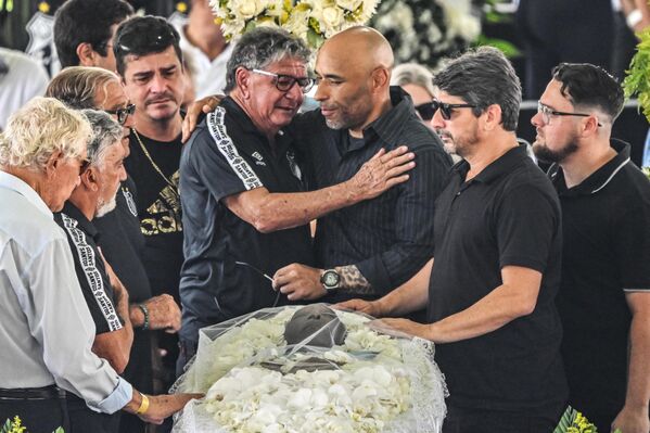 巴西桑托斯，前桑托斯球員馬諾埃爾在球王貝利的告別儀式上擁抱貝利的兒子埃迪尼奧。 - 俄羅斯衛星通訊社