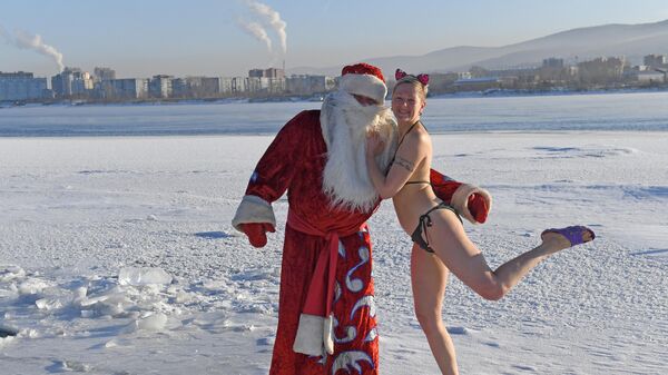 克拉斯諾亞爾斯克，一名冬泳愛好者和嚴寒老人合影。 - 俄羅斯衛星通訊社