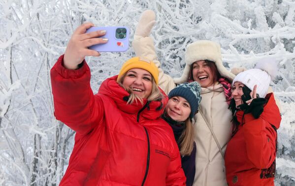 姑娘們在克拉斯諾亞爾斯克附近的葉尼塞河畔和白雪皚皚的樹木合影。 - 俄羅斯衛星通訊社