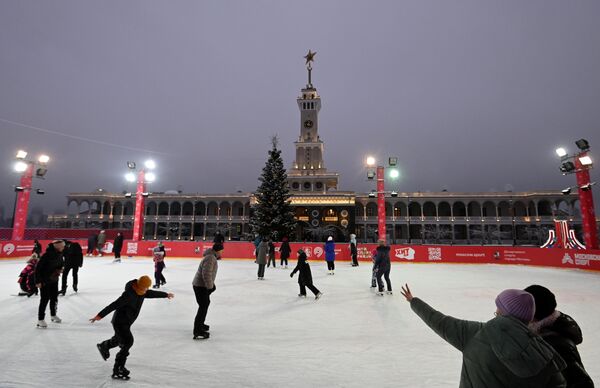 莫斯科市民們在北河碼頭主廣場的冰場上滑冰。 - 俄羅斯衛星通訊社