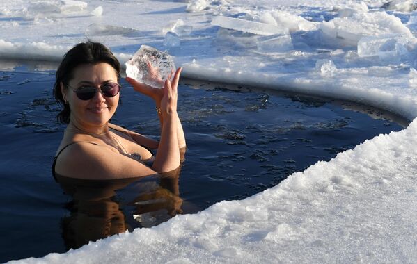 克拉斯諾亞爾斯克，一名冬泳愛好者在葉尼塞河裡冬泳。 - 俄羅斯衛星通訊社