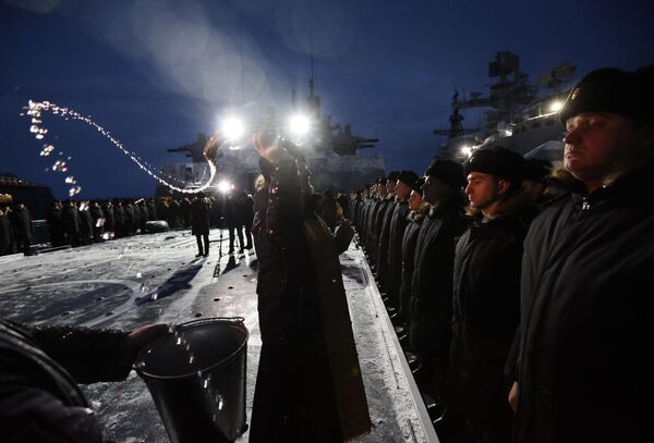 “戈尔什科夫海军元帅”号护卫舰起航出发前，牧师为舰上全体官兵祈祷。 - 俄罗斯卫星通讯社