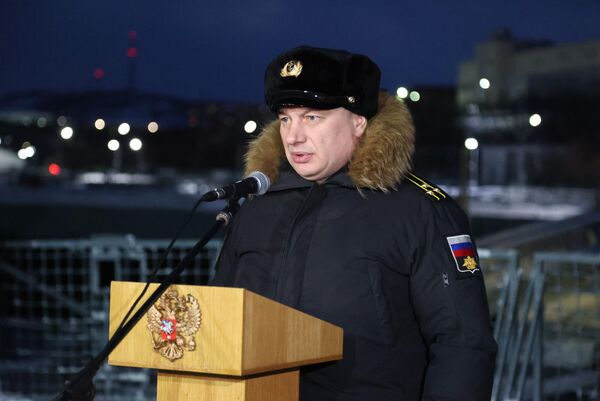 俄罗斯北方舰队司令部作战部副部长奥列格·格拉德基在“戈尔什科夫海军元帅”号护卫舰的起航仪式上讲话。 - 俄罗斯卫星通讯社