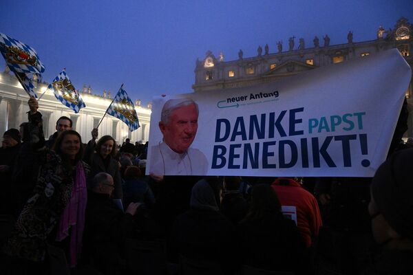 梵蒂冈，前罗马天主教教皇本笃十六世的葬礼开始前，信徒们手举一个条幅，上面用德语写道：“谢谢你，教皇本笃”。 - 俄罗斯卫星通讯社