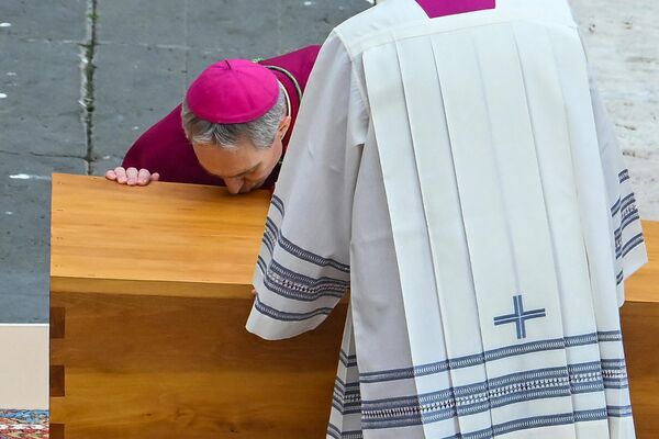 梵蒂冈，德国大主教甘斯韦恩亲吻前罗马天主教教皇本笃十六世的棺材。 - 俄罗斯卫星通讯社