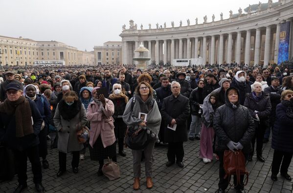 梵蒂冈，前罗马天主教教皇本笃十六世葬礼上的信徒们。 - 俄罗斯卫星通讯社