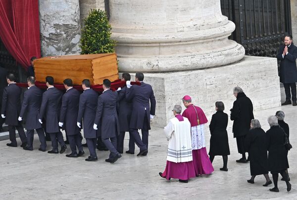 梵蒂冈，前罗马天主教教皇本笃十六世的棺材在葬礼结束后被抬走。 - 俄罗斯卫星通讯社