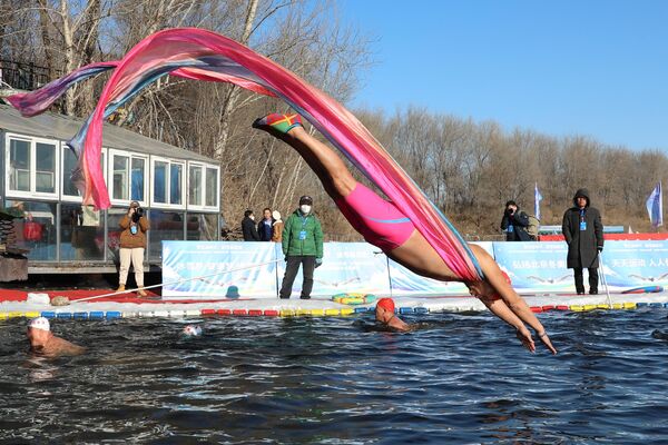 中國瀋陽冬泳愛好者在水中暢遊。 - 俄羅斯衛星通訊社