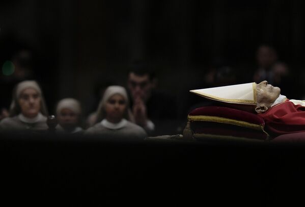 悼念者参加梵蒂冈前教皇本笃十六世葬礼。 - 俄罗斯卫星通讯社