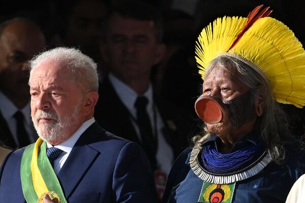 巴西新一任总统卢拉（图左）与巴西土著酋长、环保主义领袖拉奥尼·梅图克蒂尔。 - 俄罗斯卫星通讯社