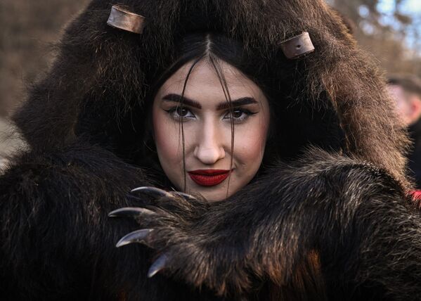 羅馬尼亞科梅內什蒂舉行熊皮大衣巡遊展。圖為一位身著熊皮的女孩。 - 俄羅斯衛星通訊社