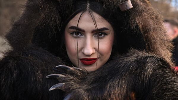 羅馬尼亞科梅內什蒂舉行熊皮大衣巡遊展。圖為一位身著熊皮的女孩。 - 俄羅斯衛星通訊社