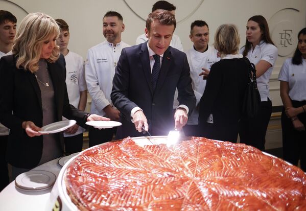 法國總統馬克龍在巴黎愛麗捨宮切割由法國麵包與甜點產品協會製作的聖誕蛋糕。 - 俄羅斯衛星通訊社
