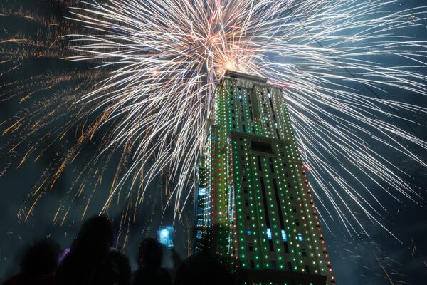 肯尼亞內羅畢“老互助塔”（Old Mutual Tower）舉行新年焰火表演秀。 - 俄羅斯衛星通訊社
