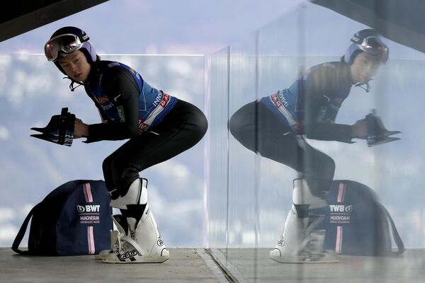 奥地利因斯布鲁克举行第71届跳台滑雪世界杯四山赛。图为日本选手小林陵侑正在进行赛前热身。 - 俄罗斯卫星通讯社