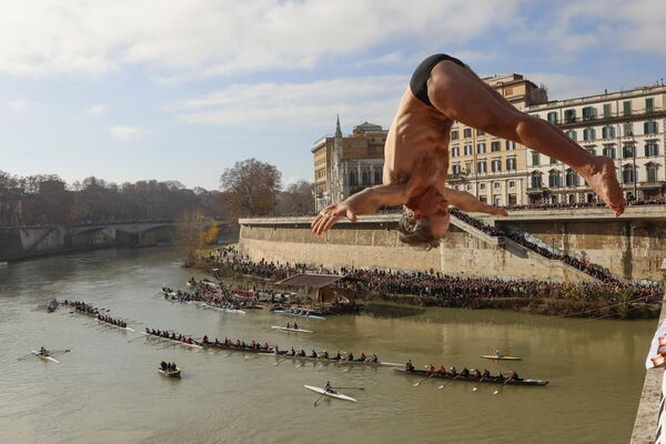 意大利人马尔科·福斯（Marco Fos）用从罗马加富尔大桥上跳入台伯河的方式庆祝新年。 - 俄罗斯卫星通讯社