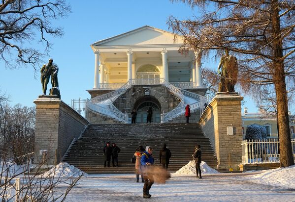 游客们参观“皇村”卡梅罗诺夫画廊。 - 俄罗斯卫星通讯社