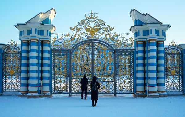 遊客們遊覽“皇村”葉卡捷琳娜花園。 - 俄羅斯衛星通訊社