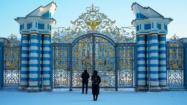 游客们游览“皇村”叶卡捷琳娜花园。 - 俄罗斯卫星通讯社