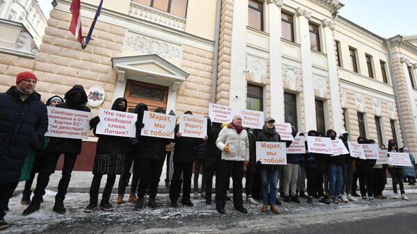 拉脫維亞大使館旁舉行聲援馬拉特•卡謝姆的集會 - 俄羅斯衛星通訊社