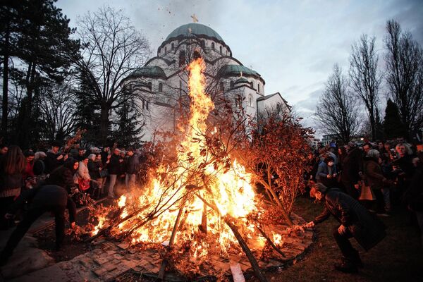 貝爾格萊德聖薩瓦教堂在聖誕節前夜舉行年度乾橡木篝火燃放儀式。 - 俄羅斯衛星通訊社