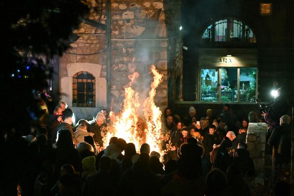 薩拉熱窩居民在聖潔天使米哈伊爾和加夫里爾教堂外舉行乾橡木篝火燃放儀式。 - 俄羅斯衛星通訊社