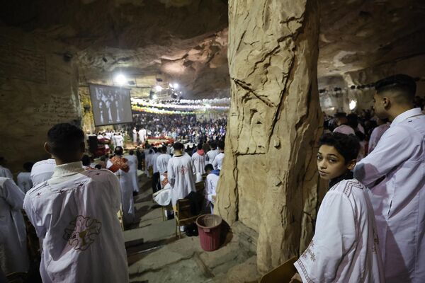 埃及科普特居民在開羅莫卡塔姆山聖西蒙修道院參加聖誕節彌撒。 - 俄羅斯衛星通訊社