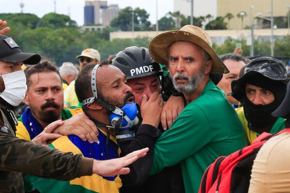 1月8日，巴西前總統博索納羅的支持者闖入位於巴西利亞的總統府後的衝突中協助憲兵。 - 俄羅斯衛星通訊社