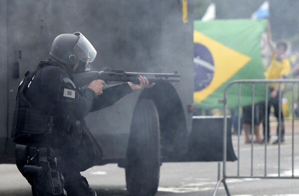 1月8日，巴西安全部队与巴前总统博索纳罗的支持者对峙，后者入侵了位于巴西利亚的总统府。 - 俄罗斯卫星通讯社