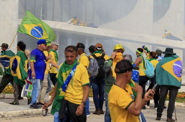 1月8日，巴西前总统博索纳罗的支持者闯入普拉纳尔托宫总统府，安全部队发射催泪瓦斯驱离。 - 俄罗斯卫星通讯社