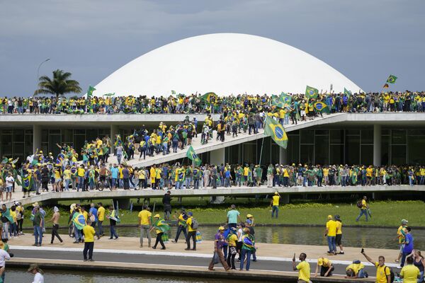 巴西前總統博索納羅的支持者在巴西國會大廈附近抗議。 - 俄羅斯衛星通訊社