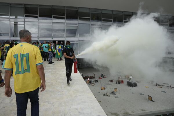 1月8日，巴西前总统博索纳罗的支持者冲进普拉纳尔托宫后，一名抗议者喷空了灭火器。 - 俄罗斯卫星通讯社