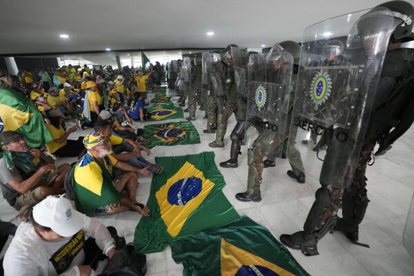 1月8日，巴西前總統博索納羅的支持者闖入普拉納爾托宮後，坐在警察面前對峙。 - 俄羅斯衛星通訊社