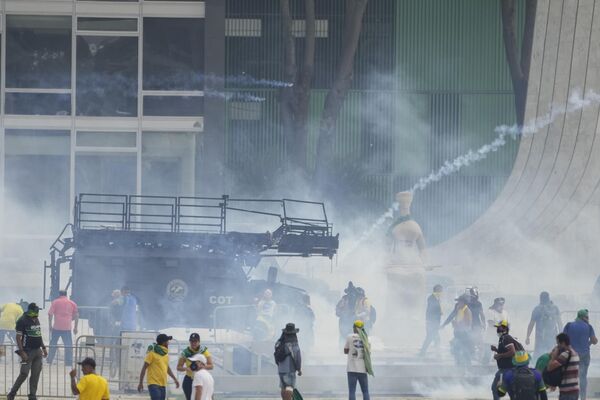 1月8日，巴西前总统博索纳罗的支持者冲进普拉纳尔托宫后与警察发生冲突。 - 俄罗斯卫星通讯社