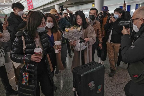 由香港乘機前往北京的女性乘客抵達首都國際機場。 - 俄羅斯衛星通訊社