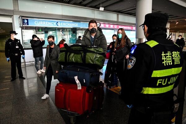 北京首都国际机场航班到达区内的乘客们。 - 俄罗斯卫星通讯社