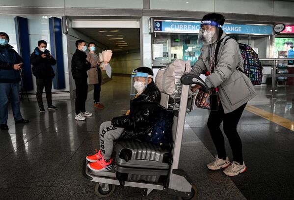 北京首都国际机场航班到达区内的空乘服务员。 - 俄罗斯卫星通讯社