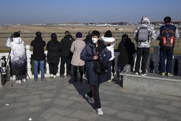 北京首都國際機場候機樓內的中國乘客。 - 俄羅斯衛星通訊社