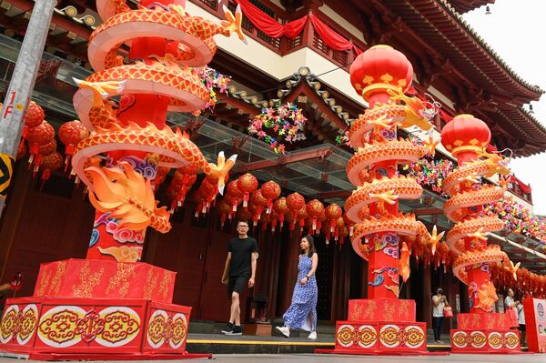 1月4日,农历新年前夕,新加坡唐人街的华人寺庙外装饰着五颜六色的灯笼. 1月4日,农历新年前夕,新加坡唐人街的华人寺庙外装饰着五颜六色的灯笼. - 俄罗斯卫星通讯社