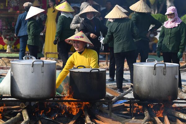 1月7日,农历新年前夕,越南一名女子盯着装满越南传统蒸糕的沸腾锅。 1月7日,农历新年前夕,越南一名女子盯着装满越南传统蒸糕的沸腾锅。 - 俄罗斯卫星通讯社