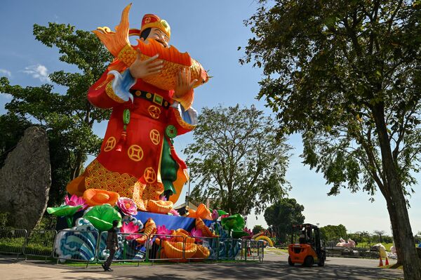 1月6日,为迎接农历新年到来,新加坡滨海湾公园放置了一个巨大的财神像。 1月6日,为迎接农历新年到来,新加坡滨海湾公园放置了一个巨大的财神像。 - 俄罗斯卫星通讯社