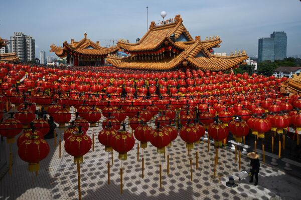 1月3日,农历新年前夕,马来西亚一名清洁工在吉隆坡天后宫清扫红灯笼下的地面。 1月3日,农历新年前夕,马来西亚一名清洁工在吉隆坡天后宫清扫红灯笼下的地面。 - 俄罗斯卫星通讯社