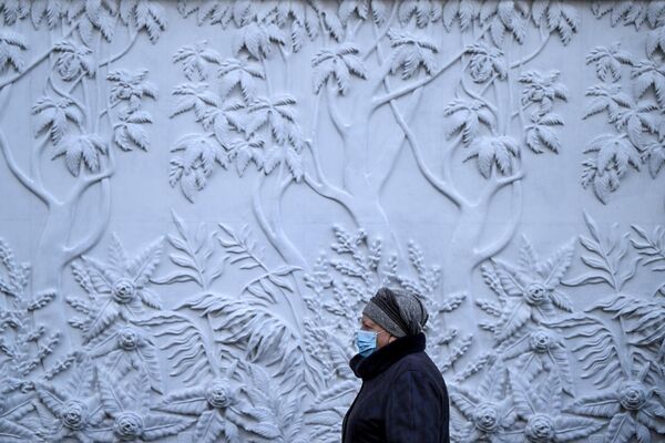 2023年1月9日，一名戴口罩的女子走在莫斯科街上，氣溫在零下16攝氏度左右。 - 俄羅斯衛星通訊社