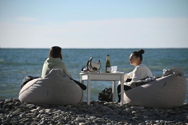 索契黑海卵石沙滩上度假的游客。 - 俄罗斯卫星通讯社